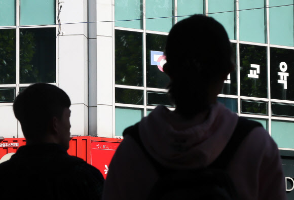 8일 오전 서울 대치동 학원가에서 추석 황금연휴 기간 동안 학생들이 수업을 다니기 위해 바삐 발걸음을 옮기고 있다.  연합뉴스