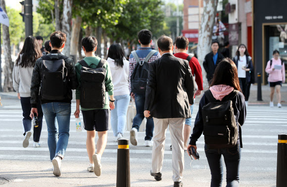 8일 오전 서울 대치동 학원가에서 추석 황금연휴 기간 동안 학생들이 수업을 다니기 위해 바삐 발걸음을 옮기고 있다.  연합뉴스