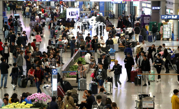 추석 연휴가 끝나가는 8일 오전 인천공항 입국장이 해외여행을 마친 여행객들로 붐비고 있다.  연합뉴스