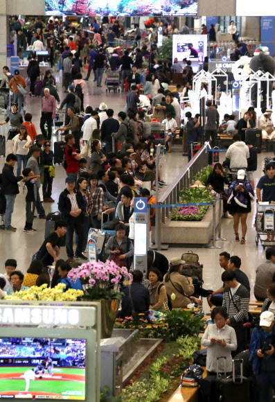 추석 연휴가 끝나가는 8일 오전 인천공항 입국장이 해외여행을 마친 여행객들로 붐비고 있다.  연합뉴스