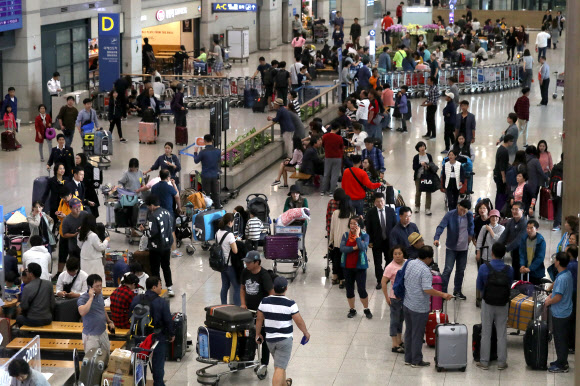 추석 연휴가 끝나가는 8일 오전 인천공항 입국장이 해외여행을 마친 여행객들로 붐비고 있다.  연합뉴스