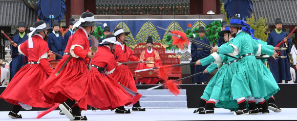 8일 서울 경복궁에서 조선시대 궁궐 호위군 사열의식인 첩종 재현행사가 펼쳐지고 있다. 2017.10.8  박지환 기자 popocar@seoul.co.kr