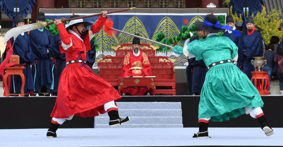8일 서울 경복궁에서 조선시대 궁궐 호위군 사열의식인 첩종 재현행사가 펼쳐지고 있다. 2017.10.8  박지환 기자 popocar@seoul.co.kr