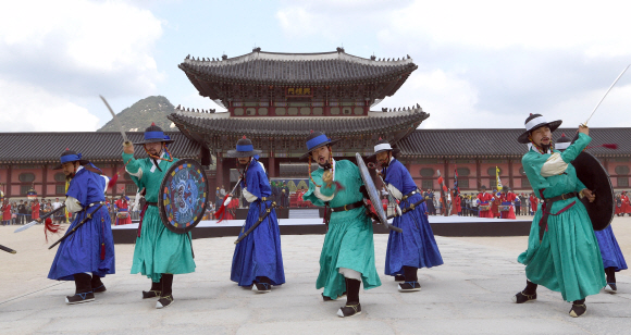 8일 서울 경복궁에서 조선시대 궁궐 호위군 사열의식인 첩종 재현행사가 펼쳐지고 있다. 2017.10.8  박지환 기자 popocar@seoul.co.kr