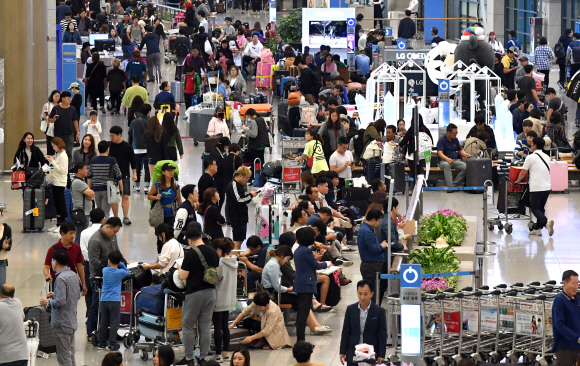 역대 최대의 공항 도착객이 몰린 8일 인천국제공항에서 도착승객들이 입국장을 가득 채우고 있다. 2017.10.8  박지환 기자 popocar@seoul.co.kr