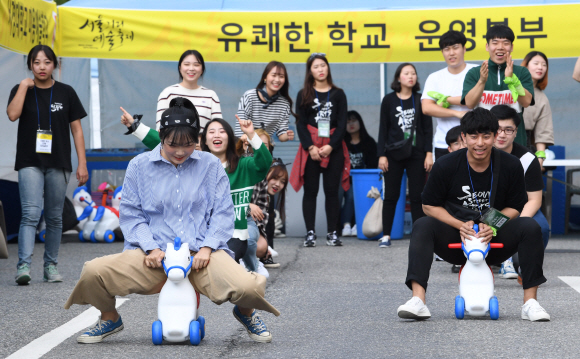 추석 연휴 막바지 휴일인  8일 오후 서울 광화문광장에서 열린 서울거리예술축제에 참가한 사람들이 말타기를 하고 있다. 2017.10.8  도준석 기자 pado@seoul.co.kr