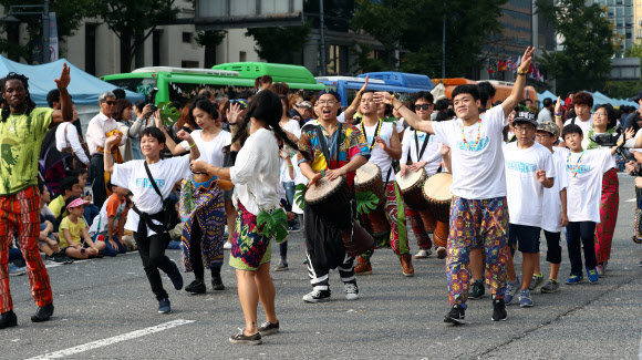 8일 오후 서울광장 주변에서 열린 서울거리예술축제에서 참가자들이 퍼레이드를 하고 있다.  연합뉴스