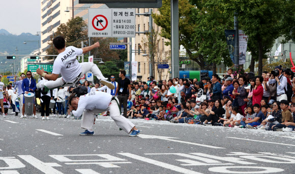 8일 오후 서울광장 주변에서 열린 서울거리예술축제에서 참가자들이 퍼레이드를 하고 있다.  연합뉴스