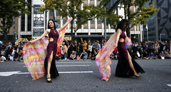 8일 오후 서울광장 주변에서 열린 서울거리예술축제에서 참가자들이 퍼레이드를 하고 있다.  연합뉴스