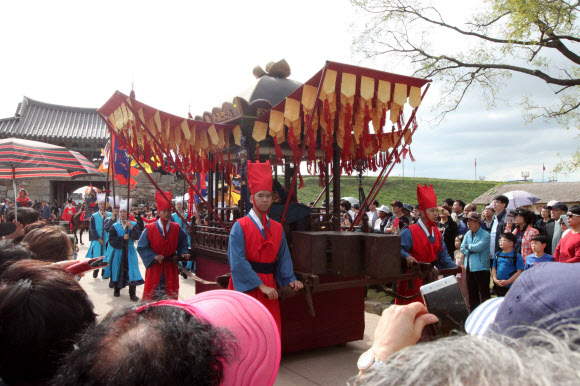 조선시대로 떠나는 축제 한마당인 ’서산해미읍성 축제’에서 태종대왕 행렬이 관광객 사이로 지나가고 있다.  연합뉴스