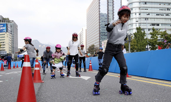 8일 오후 서울광장 주변에서 열린 서울거리예술축제에서 어린이와 시민들이 롤러스케이트를 타고 있다.  연합뉴스