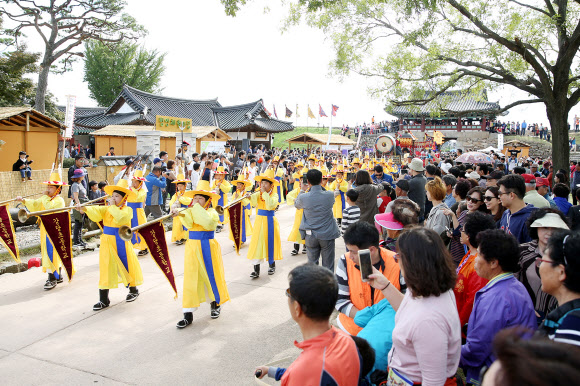 조선시대로 떠나는 축제 한마당인 ’서산해미읍성 축제’에서 태종대왕 행렬이 관광객 사이로 지나가고 있다.  연합뉴스