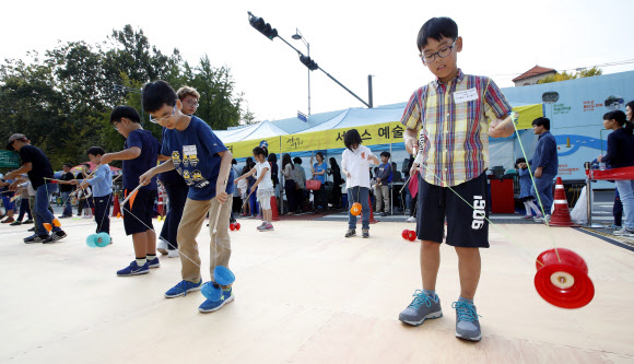 8일 오후 서울광장 주변에서 열린 서울거리예술축제에서 어린이들이 디아볼로 체험을 하고 있다.  연합뉴스