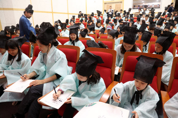 8일 오후 서울 용산구 국립한글박물관에서 열린 과거시험 체험행사에서 어린이들이 시험을 보고 있다.  연합뉴스