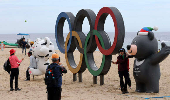 8일 강원 강릉시 경포해변 백사장에 설치된 2018 평창동계올림픽 마스코트인 수호랑, 반다비 조형물 주변에서 관광객들이 사진을 찍으며 막바지 추석 연휴를 즐기고 있다.  연합뉴스