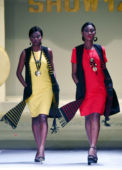 모델들이 7일(현지시간) 코트디부아르 아비장에서 열린 ‘아프리카 패션쇼’ 중 코트디부아르 디자이너  Michelle Yakice의 작품을 선보이고 있다. AFP 연합뉴스