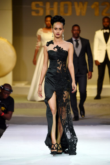 모델들이 7일(현지시간) 코트디부아르 아비장에서 열린 ‘아프리카 패션쇼’ 중 코트디부아르 디자이너 Reda Fawaz의 작품을 선보이고 있다. AFP 연합뉴스