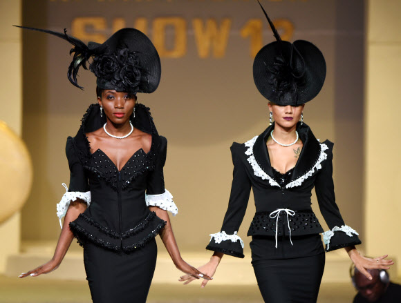 모델들이 7일(현지시간) 코트디부아르 아비장에서 열린 ‘아프리카 패션쇼’ 중 코트디부아르 디자이너 Gilles Toure의 작품을 선보이고 있다. AFP 연합뉴스