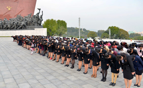 김일성·김정일 동상 찾은 북한 주민들