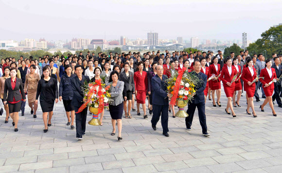 김일성·김정일 동상 찾은 북한 주민들