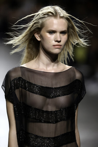 8일(현지시간) 포르투갈 리스본의 카를로스 로페스 파빌리온에서 열린 리스본 패션 위크에서 패션 디자이너 필리페 파이스카(Filipe Faisca)의 컬렉션을 모델이 선보이고 있다. EPA 연합뉴스