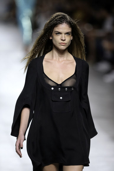 8일(현지시간) 포르투갈 리스본의 카를로스 로페스 파빌리온에서 열린 리스본 패션 위크에서 패션 디자이너 필리페 파이스카(Filipe Faisca)의 컬렉션을 모델이 선보이고 있다. EPA 연합뉴스