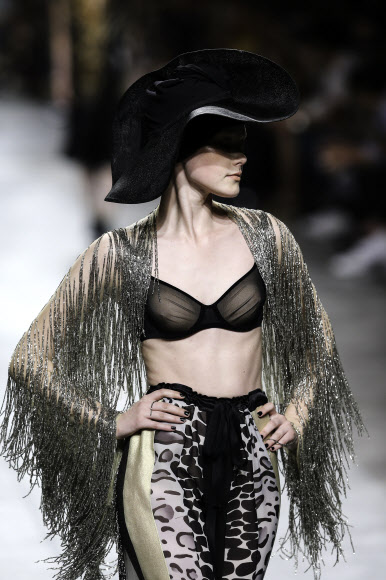 8일(현지시간) 포르투갈 리스본의 카를로스 로페스 파빌리온에서 열린 리스본 패션 위크에서 패션 디자이너 필리페 파이스카(Filipe Faisca)의 컬렉션을 모델이 선보이고 있다. EPA 연합뉴스