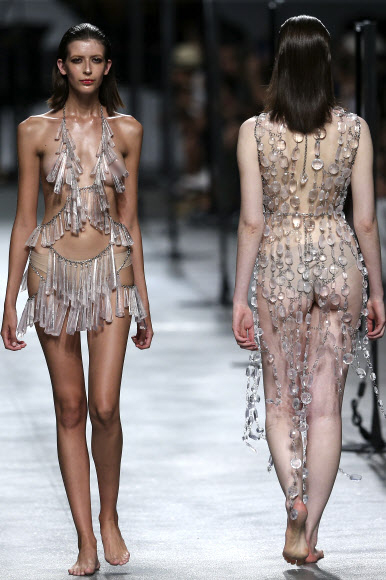 8일(현지시간) 포르투갈 리스본의 카를로스 로페스 파빌리온에서 열린 리스본 패션 위크에서 포르투갈 디자이너 Olga Noronha의 패션쇼가 열려 모델들이 컬렉션을 선보이고 있다. EPA 연합뉴스