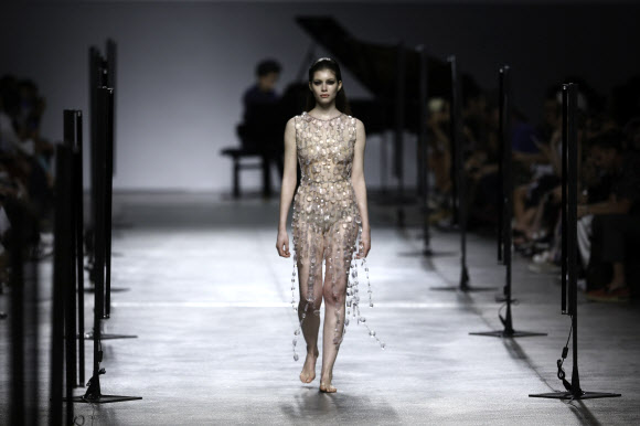 8일(현지시간) 포르투갈 리스본의 카를로스 로페스 파빌리온에서 열린 리스본 패션 위크에서 포르투갈 디자이너 Olga Noronha의 패션쇼가 열려 모델이 컬렉션을 선보이고 있다. EPA 연합뉴스