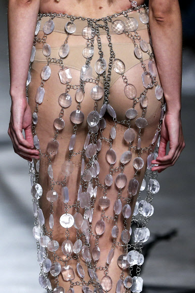 8일(현지시간) 포르투갈 리스본의 카를로스 로페스 파빌리온에서 열린 리스본 패션 위크에서 포르투갈 디자이너 Olga Noronha의 패션쇼가 열려 모델이 컬렉션을 선보이고 있다. EPA 연합뉴스