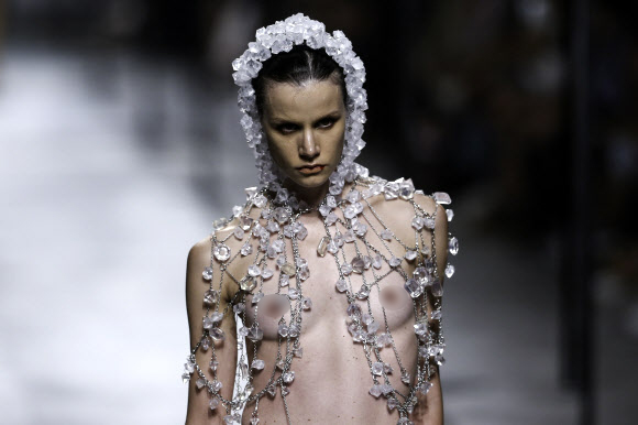 8일(현지시간) 포르투갈 리스본의 카를로스 로페스 파빌리온에서 열린 리스본 패션 위크에서 포르투갈 디자이너 Olga Noronha의 패션쇼가 열려 모델이 컬렉션을 선보이고 있다. EPA 연합뉴스