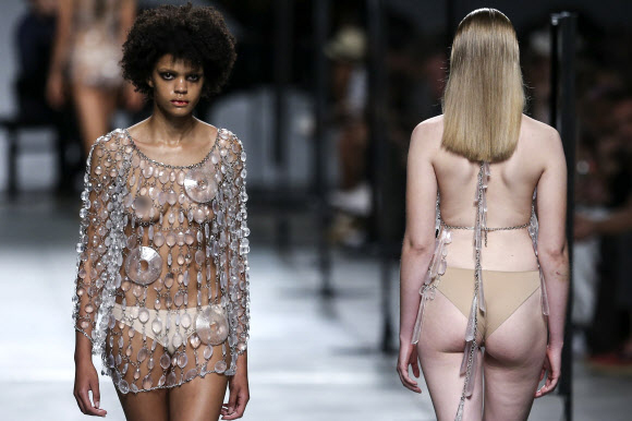 8일(현지시간) 포르투갈 리스본의 카를로스 로페스 파빌리온에서 열린 리스본 패션 위크에서 포르투갈 디자이너 Olga Noronha의 패션쇼가 열려 모델들이 컬렉션을 선보이고 있다. EPA 연합뉴스