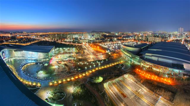 화려한 불빛이 아름다운 킨텍스의 야경. <br>킨텍스 제공