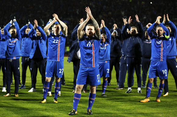 9일(현지시간) 아이슬란드 축구 대표팀이 2018 러시아 월드컵 유럽지역 예선을 1위로 통과해 사상 처음으로 월드컵 본선에 오르자 선수들이 박수를 치며 환호하고 있다. AP 연합뉴스