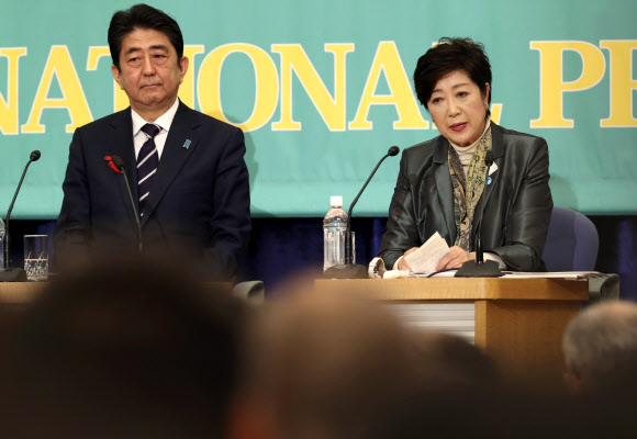 아베 신조(왼쪽)와 고이케 유리코. AP 연합뉴스