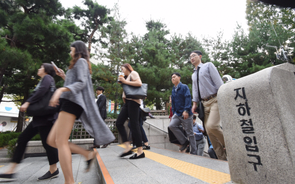 열흘간의 긴 추석 연휴가 끝난 10일 오전 서울 종로구 광화문 지하철역에서 직장인들이 출근. 2017.10.10 최해국 선임기자seaworld@seoul.co.kr