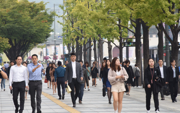 열흘간의 긴 추석 연휴가 끝난 10일 오전 서울 종로구 광화문 네거리 인근에서 직장인들이 출근길에 오르고 있다. 2017.10.10 최해국 선임기자seaworld@seoul.co.kr