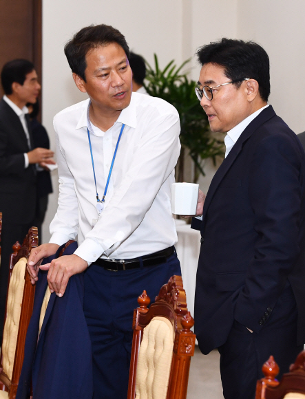10일 오전 청와대 여민관에서 열린 수석보좌관회의에 앞서 입장한 임종석 비서실장과 전병헌 정무수석이 야야기를 나누고  있다. 2017. 10. 10 안주영 기자 jya@seoul.co.kr