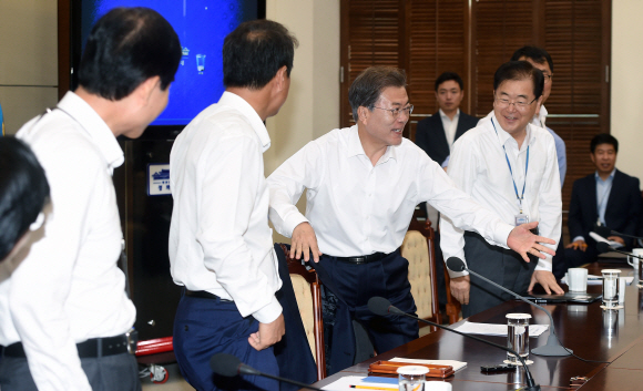 문재인 대통령이 10일 오전 청와대 여민관에서 열린 수석보좌관회의에 참석해 자리를 권하고 있다. 2017. 10. 10 안주영 기자 jya@seoul.co.kr