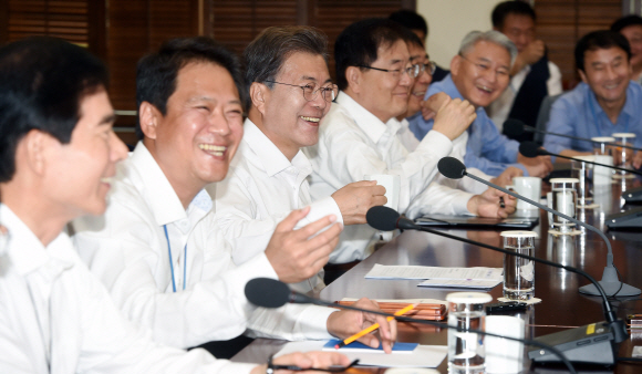 문재인 대통령이 10일 오전 청와대 여민관에서 열린 수석보좌관회의에 환담하고 있다. 2017. 10. 10 안주영 기자 jya@seoul.co.kr