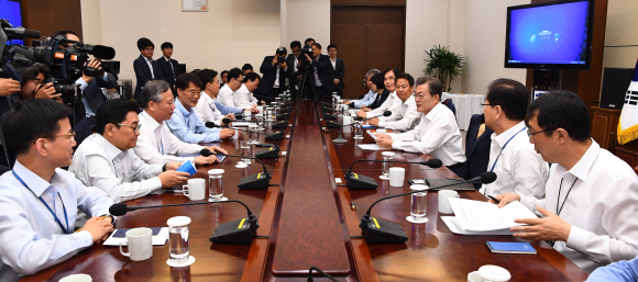 문재인 대통령이 10일 오전 청와대 여민관에서 열린 수석보좌관회의에서 발언하고 있다. 2017. 10. 10 안주영 기자 jya@seoul.co.kr