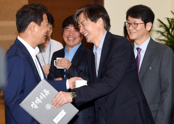 임종석 비서실장(왼쪽부터), 조국 민정수석, 권혁기 춘추관장이 10일 오전 청와대 여민관에서 열린 수석보좌관회의에 앞서 차담하며 대화하고 있다. 2017. 10. 10 안주영 기자 jya@seoul.co.kr