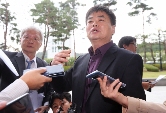 추선희 전 어버이연합 사무총장이 이명박 정부 시절 국정원의 지시를 받고 박원순 서울시장 비방 집회 등을 한 혐의로 10일 오후 서울 서초구 서초동 서울지방법원에 피의자로 출석하며 기자들을 만나고 있다. 2017. 10. 10 박윤슬 기자 seul@seoul.co.kr