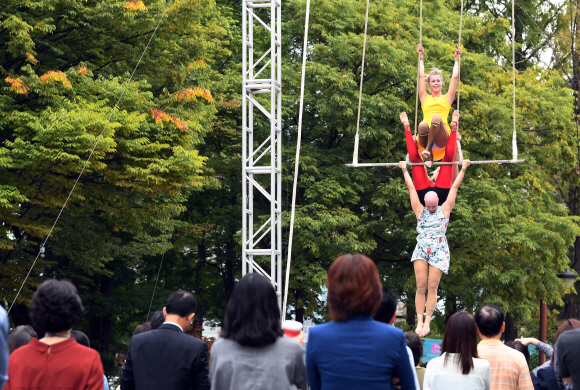 10일 서울시 서초구청 앞 광장에서 열린 문화예술 행사 ’월드 컬처 콜라주’(World Culture Collage)에서 시민들이 핀란드 관계자들의 멋진 공연을 관람하고 있다.  2017. 10. 10. 박윤슬 기자 seul@seoul.co.kr