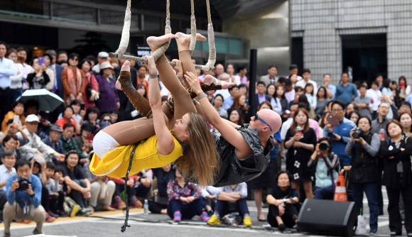 10일 서울시 서초구청 앞 광장에서 열린 문화예술 행사 ’월드 컬처 콜라주’(World Culture Collage)에서 시민들이 핀란드 관계자들의 멋진 공연을 관람하고 있다.  2017. 10. 10. 박윤슬 기자 seul@seoul.co.kr