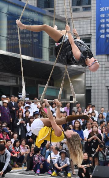 10일 서울시 서초구청 앞 광장에서 열린 문화예술 행사 ’월드 컬처 콜라주’(World Culture Collage)에서 시민들이 핀란드 관계자들의 멋진 공연을 관람하고 있다.  2017. 10. 10. 박윤슬 기자 seul@seoul.co.kr