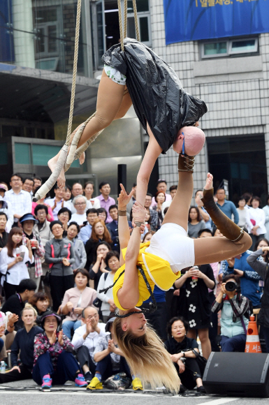 10일 서울시 서초구청 앞 광장에서 열린 문화예술 행사 ’월드 컬처 콜라주’(World Culture Collage)에서 시민들이 핀란드 관계자들의 멋진 공연을 관람하고 있다.  2017. 10. 10. 박윤슬 기자 seul@seoul.co.kr