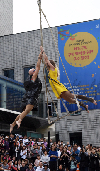 10일 서울시 서초구청 앞 광장에서 열린 문화예술 행사 ’월드 컬처 콜라주’(World Culture Collage)에서 시민들이 핀란드 관계자들의 멋진 공연을 관람하고 있다.  2017. 10. 10. 박윤슬 기자 seul@seoul.co.kr