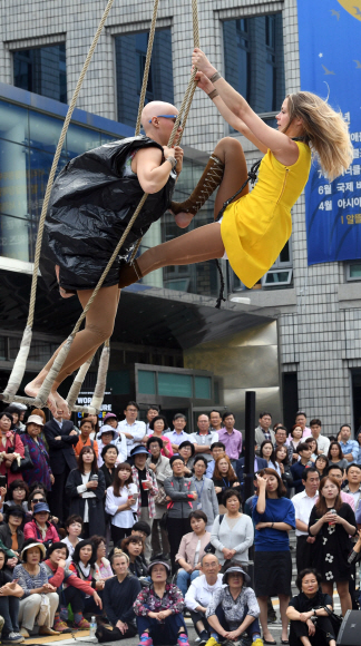 10일 서울시 서초구청 앞 광장에서 열린 문화예술 행사 ’월드 컬처 콜라주’(World Culture Collage)에서 시민들이 핀란드 관계자들의 멋진 공연을 관람하고 있다.  2017. 10. 10. 박윤슬 기자 seul@seoul.co.kr