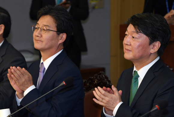 안철수 국민의당 대표와 유승민 바른정당 의원이 10일 오후 여의도 국회의원회관 세미나실에서 열린 국민통합포럼 ’선거제도개편의 바람직한 방향’ 토론회에서 손뼉을 치고있다.  2017.10.10 강성남 선임기자 snk@seoul.co.kr